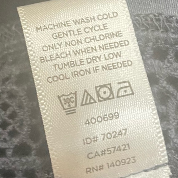 Ann Taylor LOFT navy blue top with lace accents / S / Excellent condition - Picture 4 of 17